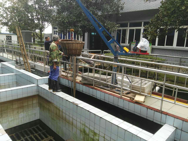 一水厂更换絮凝池滤板 提高水处理效率