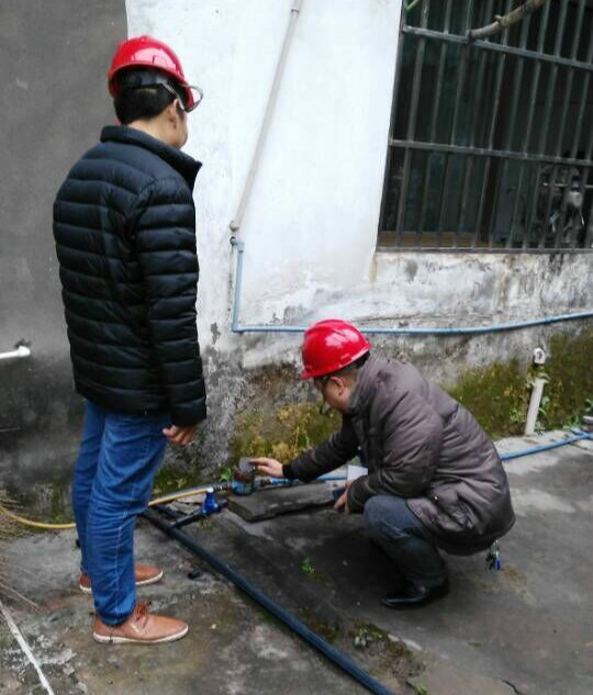 临港公司对白塔山给水管道 更换工程进行跟踪检查工作