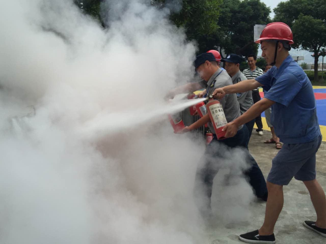 水厂控制电路“起火”  现场模拟演练救援