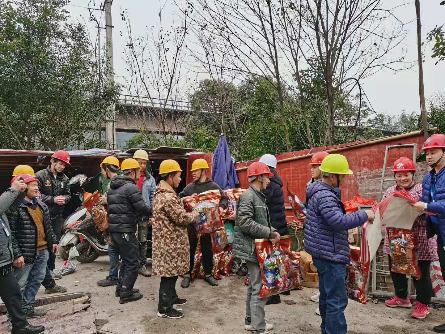 节前送“福”到工地   浓浓关爱暖人心