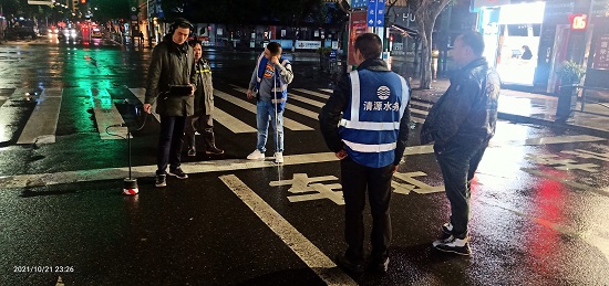 保供水 齐上阵 连夜修复供水管道